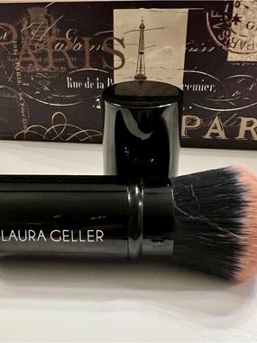 Laura Geller Black Retractable Kabuki Brush with Pink-Tipped Bristles